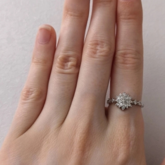 💋2 for $49 NEW DAINTY SILVER SNOWFLAKE RING - Picture 12 of 13